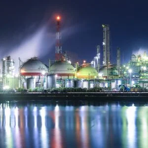 無料壁紙 工場夜景と煙。PCとデスクトップ壁紙に最適な4K高画質の無料壁紙。三重県四日市市の霞ヶ浦緑地公園で撮影したフリー写真素材