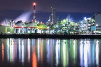 無料壁紙 虹色の工場夜景リフレクション。PCとデスクトップ壁紙に最適な4K高画質の無料壁紙。三重県四日市市の霞ヶ浦緑地公園で撮影したフリー写真素材