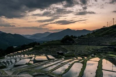 無料壁紙 丸山千枚田の夕景。PCとデスクトップ壁紙に最適な4K高画質の無料壁紙。三重県熊野市の丸山千枚田で撮影したフリー写真素材