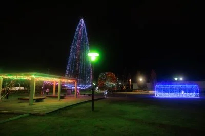 無料壁紙 イルミネーションの全景。PCとデスクトップ壁紙に最適な4K高画質の無料壁紙。三重県津市の緑の風公園（久居駅東口）で撮影したフリー写真素材