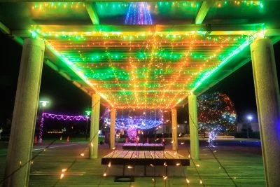 無料壁紙 ライトアップされた東屋。PCとデスクトップ壁紙に最適な4K高画質の無料壁紙。三重県津市の緑の風公園（久居駅東口）で撮影したフリー写真素材