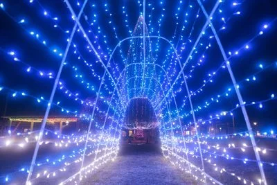 無料壁紙 青の光トンネル。PCとデスクトップ壁紙に最適な4K高画質の無料壁紙。三重県津市の緑の風公園（久居駅東口）で撮影したフリー写真素材