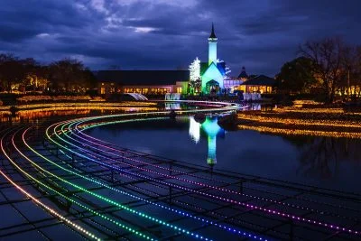 無料壁紙 水上イルミネーション 光の大河（虹色）。PCとデスクトップ壁紙に最適な4K高画質の無料壁紙。三重県桑名市のなばなの里で撮影したフリー写真素材