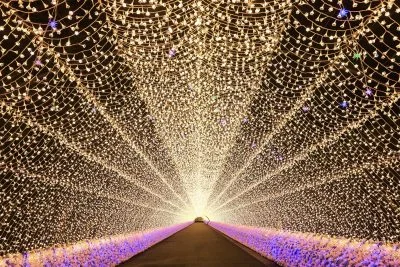 無料壁紙 光のトンネル（人なし）。PCとデスクトップ壁紙に最適な4K高画質の無料壁紙。三重県桑名市のなばなの里で撮影したフリー写真素材