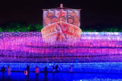 無料壁紙 展望エリア２階からテーマエリアを眺める。PCとデスクトップ壁紙に最適な4K高画質の無料壁紙。三重県桑名市のなばなの里で撮影したフリー写真素材