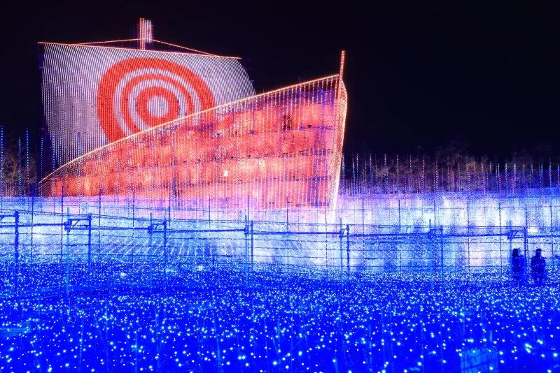 無料壁紙 天空の船「帆に映る巨大な的」。PCとデスクトップ壁紙に最適な4K高画質の無料壁紙。三重県桑名市のなばなの里で撮影したフリー写真素材