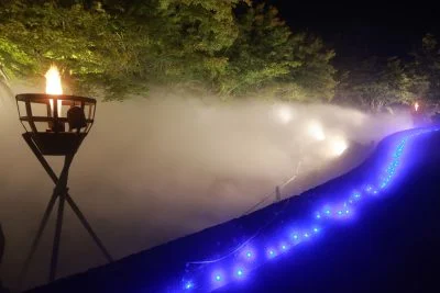 無料壁紙 霧に包まれたせせらぎ。PCとデスクトップ壁紙に最適な4K高画質の無料壁紙。三重県桑名市のなばなの里で撮影したフリー写真素材