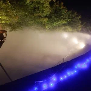 無料壁紙 霧に包まれたせせらぎ。PCとデスクトップ壁紙に最適な4K高画質の無料壁紙。三重県桑名市のなばなの里で撮影したフリー写真素材