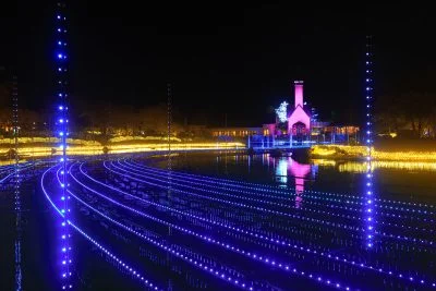 無料壁紙 水上イルミネーション 光の大河（青色）。PCとデスクトップ壁紙に最適な4K高画質の無料壁紙。三重県桑名市のなばなの里で撮影したフリー写真素材