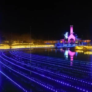 無料壁紙 水上イルミネーション 光の大河（青色）。PCとデスクトップ壁紙に最適な4K高画質の無料壁紙。三重県桑名市のなばなの里で撮影したフリー写真素材