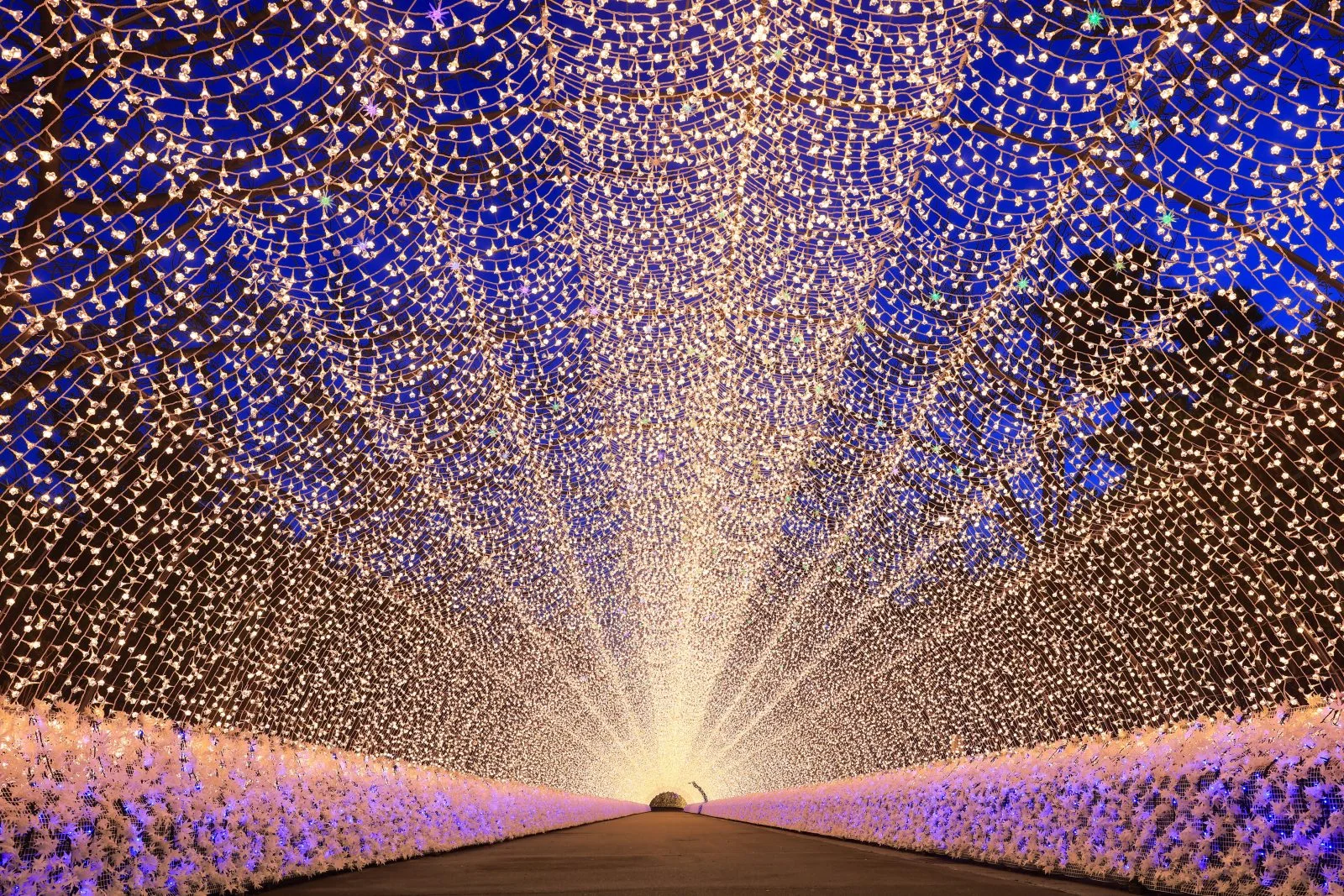 無料壁紙 点灯してすぐの光のトンネル。PCとデスクトップ壁紙に最適な4K高画質の無料壁紙。三重県桑名市のなばなの里で撮影したフリー写真素材