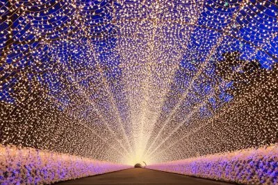 無料壁紙 点灯してすぐの光のトンネル。PCとデスクトップ壁紙に最適な4K高画質の無料壁紙。三重県桑名市のなばなの里で撮影したフリー写真素材