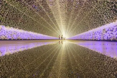 無料壁紙 華回廊_リフレクション_人小さめ。PCとデスクトップ壁紙に最適な4K高画質の無料壁紙。三重県桑名市のなばなの里で撮影したフリー写真素材