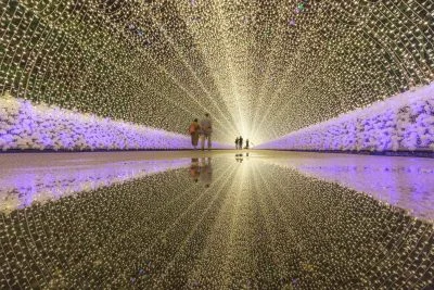 無料壁紙 水鏡な光のトンネルを歩く人。PCとデスクトップ壁紙に最適な4K高画質の無料壁紙。三重県桑名市のなばなの里で撮影したフリー写真素材