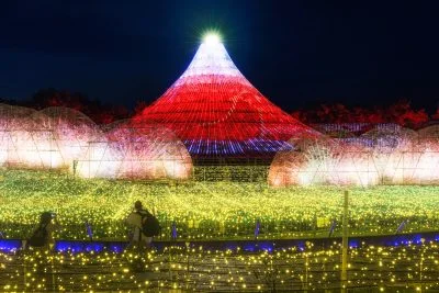 無料壁紙 名峰富士「赤富士」。PCとデスクトップ壁紙に最適な4K高画質の無料壁紙。三重県桑名市のなばなの里で撮影したフリー写真素材