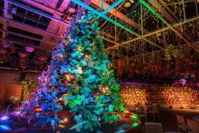 無料壁紙 巨大なクリスマスツリーがあるガーデンカフェ。PCとデスクトップ壁紙に最適な4K高画質の無料壁紙。三重県桑名市のなばなの里で撮影したフリー写真素材