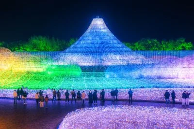 無料壁紙 虹色に輝く名峰富士。PCとデスクトップ壁紙に最適な4K高画質の無料壁紙。三重県桑名市のなばなの里で撮影したフリー写真素材