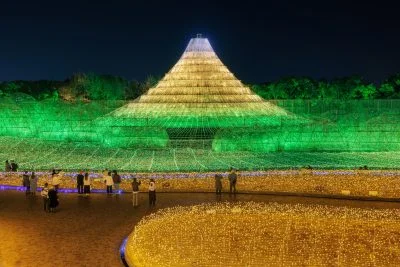 無料壁紙 黄金に輝く名峰富士。PCとデスクトップ壁紙に最適な4K高画質の無料壁紙。三重県桑名市のなばなの里で撮影したフリー写真素材