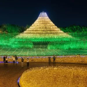 無料壁紙 黄金に輝く名峰富士。PCとデスクトップ壁紙に最適な4K高画質の無料壁紙。三重県桑名市のなばなの里で撮影したフリー写真素材