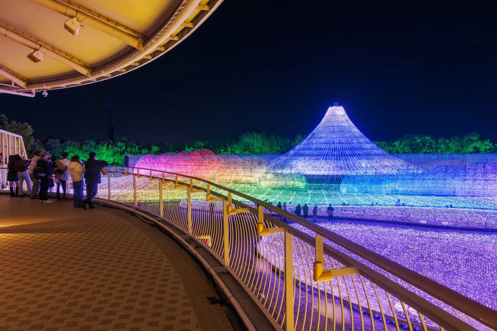 無料壁紙 ２階から眺める名峰富士。PCとデスクトップ壁紙に最適な4K高画質の無料壁紙。三重県桑名市のなばなの里で撮影したフリー写真素材