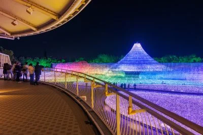 無料壁紙 ２階から眺める名峰富士。PCとデスクトップ壁紙に最適な4K高画質の無料壁紙。三重県桑名市のなばなの里で撮影したフリー写真素材