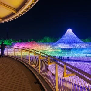 無料壁紙 ２階から眺める名峰富士。PCとデスクトップ壁紙に最適な4K高画質の無料壁紙。三重県桑名市のなばなの里で撮影したフリー写真素材