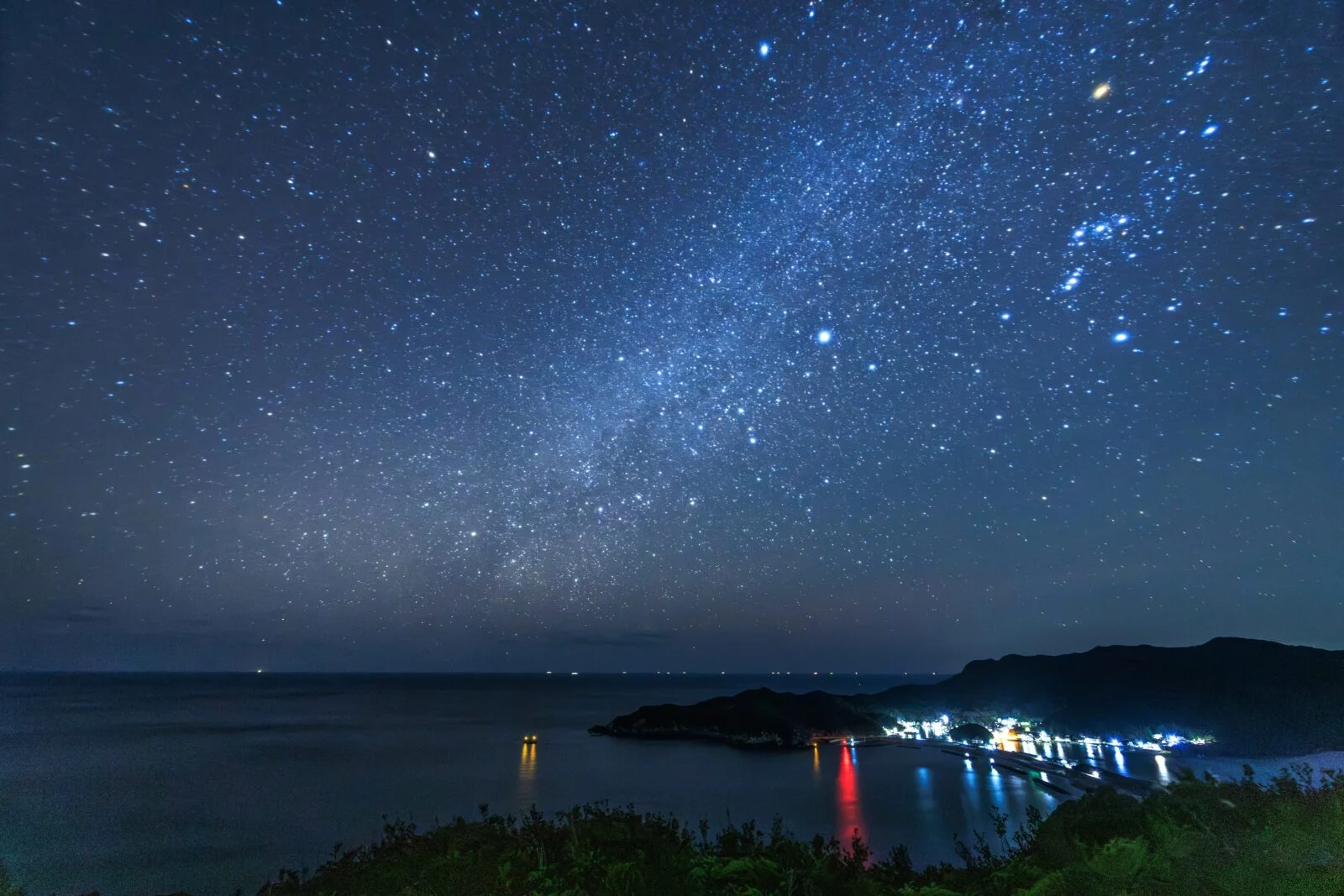 無料壁紙 相賀浦に降り注ぐ冬の天の川。PCとデスクトップ壁紙に最適な4K高画質の無料壁紙。三重県南伊勢町の南海展望台で撮影したフリー写真素材