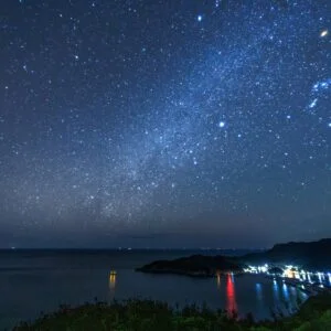 無料壁紙 相賀浦に降り注ぐ冬の天の川。PCとデスクトップ壁紙に最適な4K高画質の無料壁紙。三重県南伊勢町の南海展望台で撮影したフリー写真素材