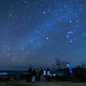 無料壁紙 冬の天の川を鑑賞する人。PCとデスクトップ壁紙に最適な4K高画質の無料壁紙。三重県南伊勢町の南海展望台で撮影したフリー写真素材