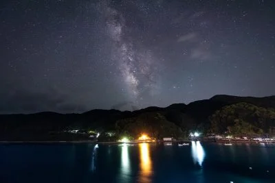 無料壁紙 海宿 二木島の２階から眺める星空（海側）。PCとデスクトップ壁紙に最適な4K高画質の無料壁紙。三重県熊野市の二木島町で撮影したフリー写真素材