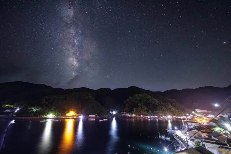 無料壁紙 海宿 二木島の２階から眺める星空（町側）。PCとデスクトップ壁紙に最適な4K高画質の無料壁紙。三重県熊野市の二木島町で撮影したフリー写真素材