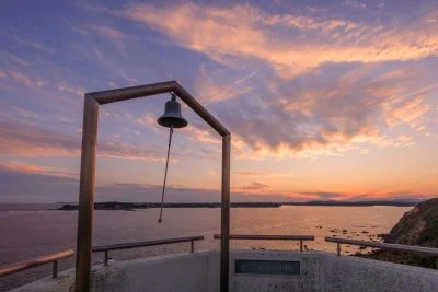 無料壁紙 真っ赤な夕焼けの空。PCとデスクトップ壁紙に最適な4K高画質の無料壁紙。三重県鳥羽市の菅崎園地（春雨展望台）で撮影したフリー写真素材