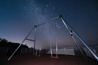 無料壁紙 天空のブランコと冬の天の川。PCとデスクトップ壁紙に最適な4K高画質の無料壁紙。三重県南伊勢町のたちばな展望台 天空のブランコで撮影したフリー写真素材