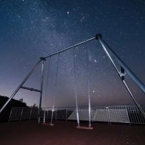 無料壁紙 天空のブランコと冬の天の川。PCとデスクトップ壁紙に最適な4K高画質の無料壁紙。三重県南伊勢町のたちばな展望台 天空のブランコで撮影したフリー写真素材