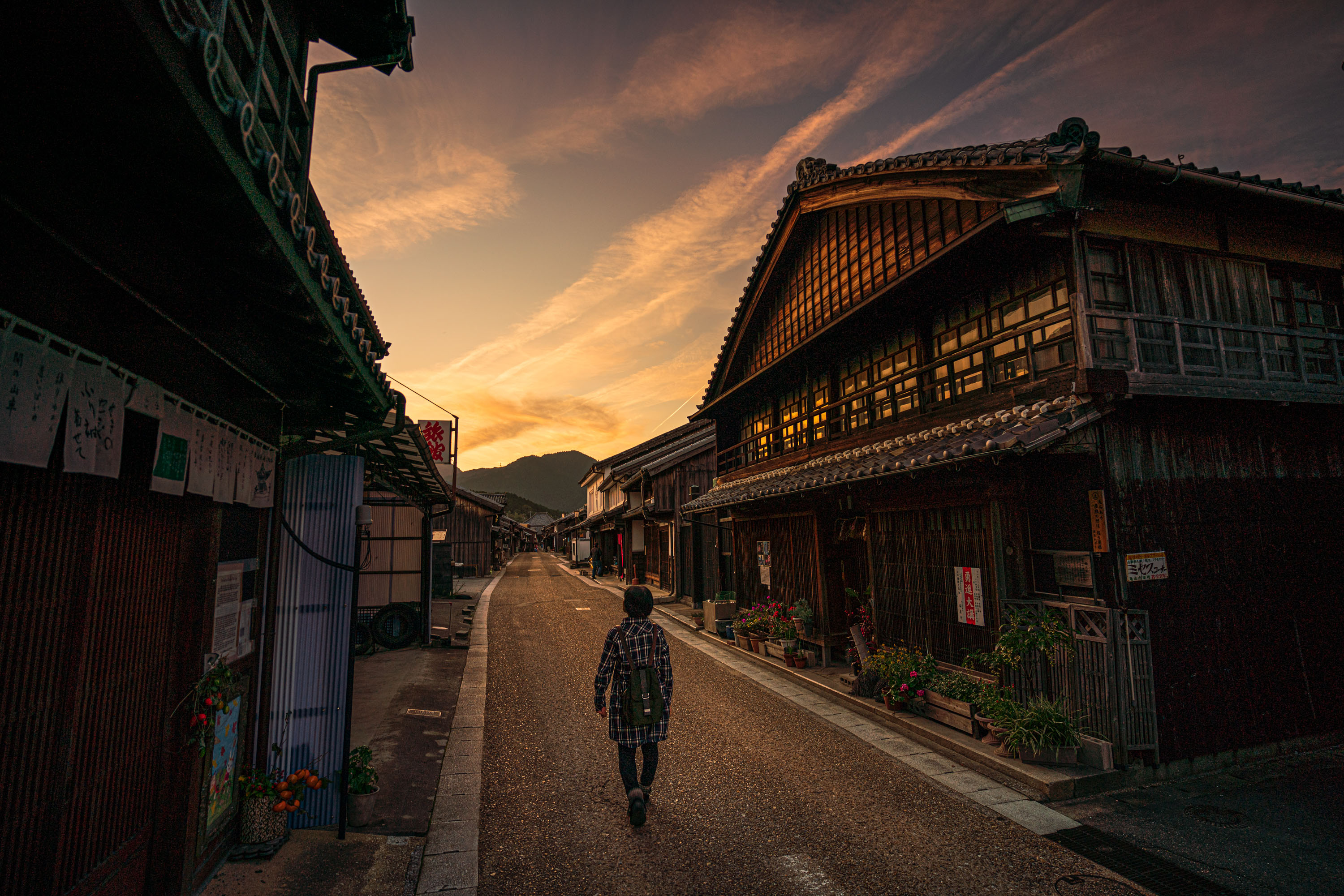 無料壁紙 夕焼けの関宿。PCとデスクトップ壁紙に最適な4K高画質の無料壁紙。三重県亀山市の東海道関宿で撮影したフリー写真素材