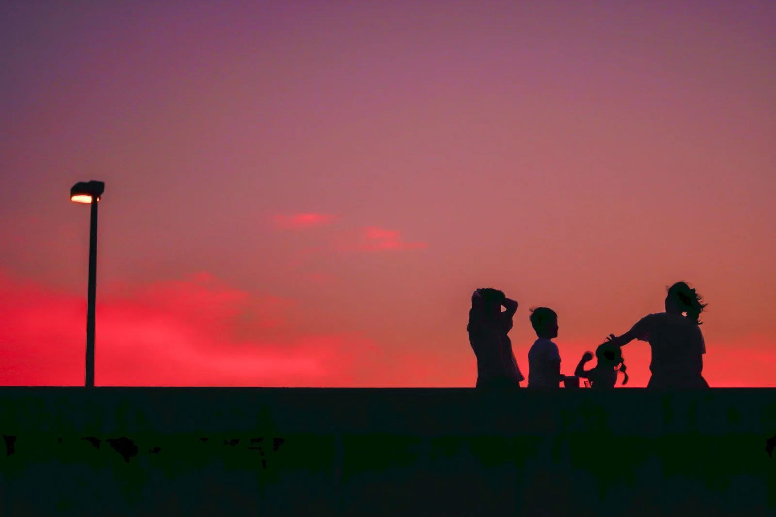 無料壁紙 家族のシルエット。PCとデスクトップ壁紙に最適な4K高画質の無料壁紙。三重県津市の津なぎさまちで撮影したフリー写真素材