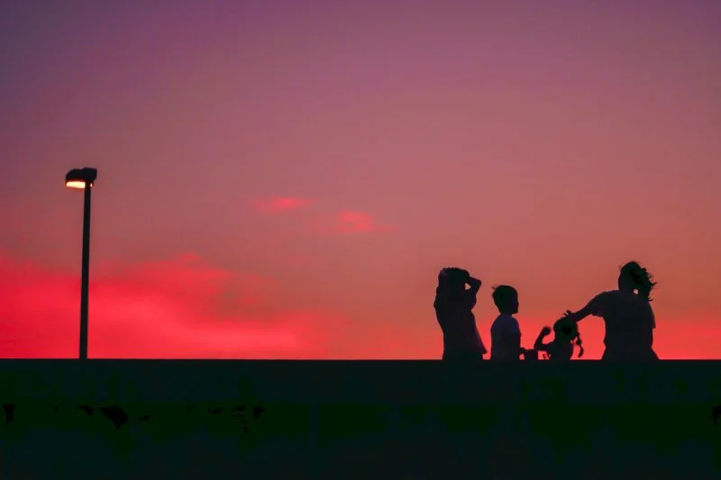 無料壁紙 家族のシルエット。PCとデスクトップ壁紙に最適な4K高画質の無料壁紙。三重県津市の津なぎさまちで撮影したフリー写真素材