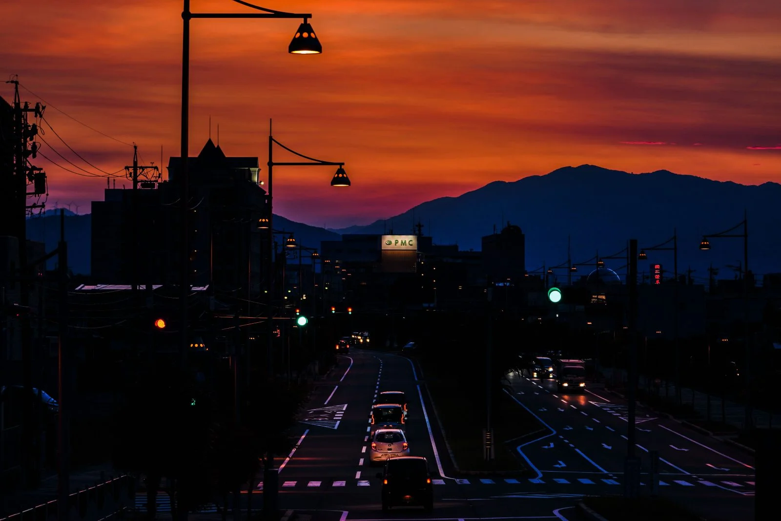 無料壁紙 魔界のような夕焼け。PCとデスクトップ壁紙に最適な4K高画質の無料壁紙。三重県津市の津なぎさまちで撮影したフリー写真素材