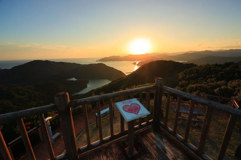 無料壁紙 見江島展望台からの夕焼け。PCとデスクトップ壁紙に最適な4K高画質の無料壁紙。三重県南伊勢町の鵜倉園地で撮影したフリー写真素材