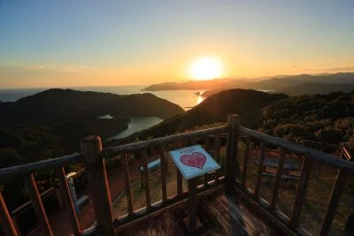 無料壁紙 見江島展望台からの夕焼け。PCとデスクトップ壁紙に最適な4K高画質の無料壁紙。三重県南伊勢町の鵜倉園地で撮影したフリー写真素材