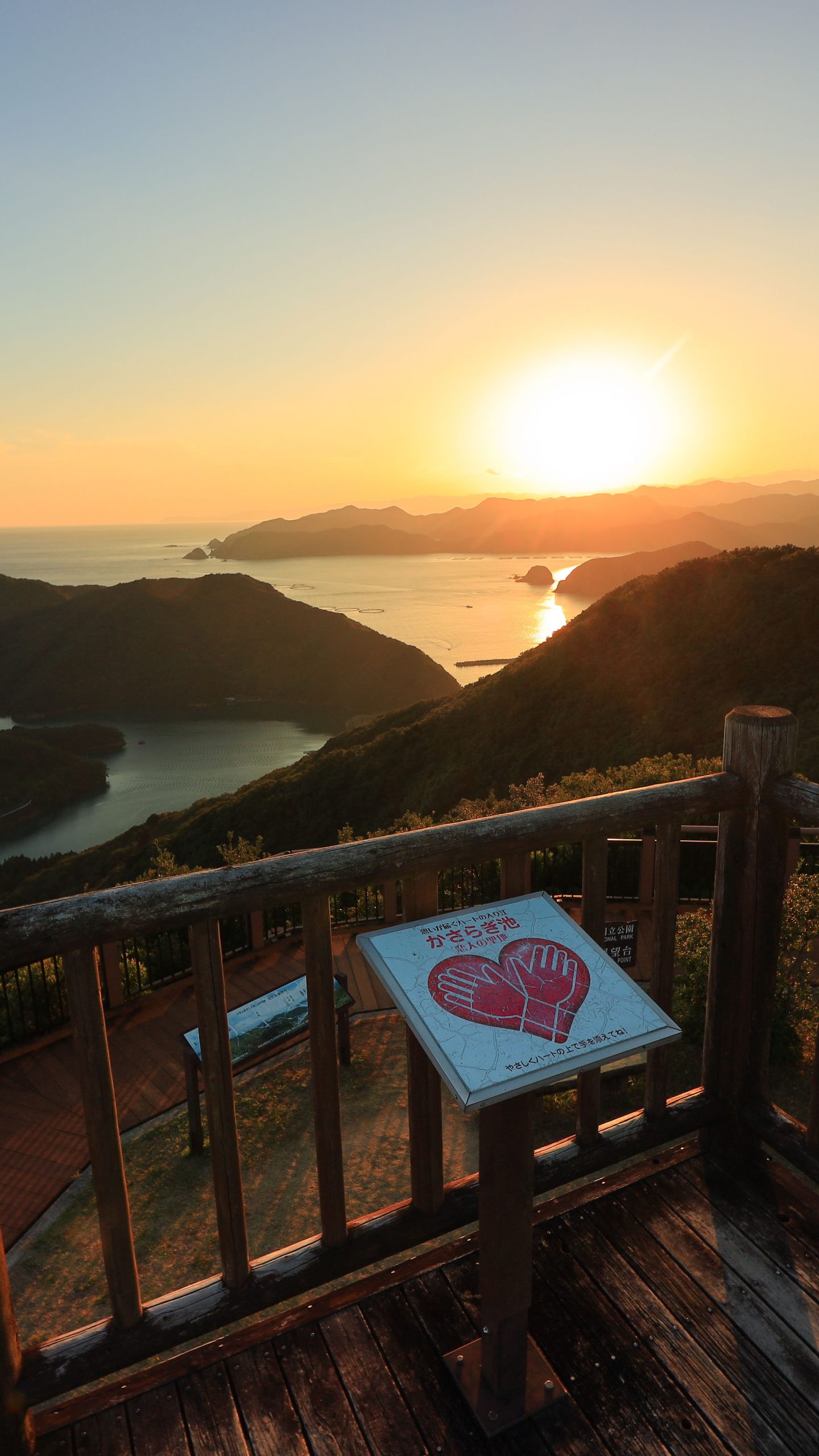 無料壁紙 見江島展望台からの夕焼け。PCとデスクトップ壁紙に最適な4K高画質の無料壁紙。三重県南伊勢町の鵜倉園地で撮影したフリー写真素材