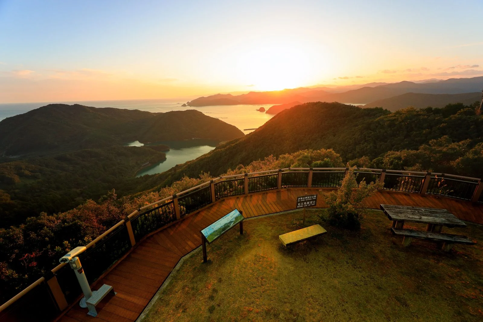 無料壁紙 見江島展望台と夕焼け。PCとデスクトップ壁紙に最適な4K高画質の無料壁紙。三重県南伊勢町の鵜倉園地で撮影したフリー写真素材