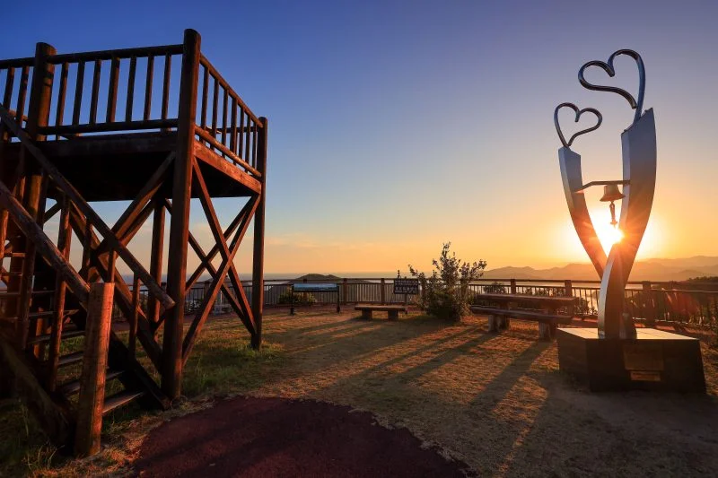 無料壁紙 見江島展望台とハートのオブジェ。PCとデスクトップ壁紙に最適な4K高画質の無料壁紙。三重県南伊勢町の鵜倉園地で撮影したフリー写真素材