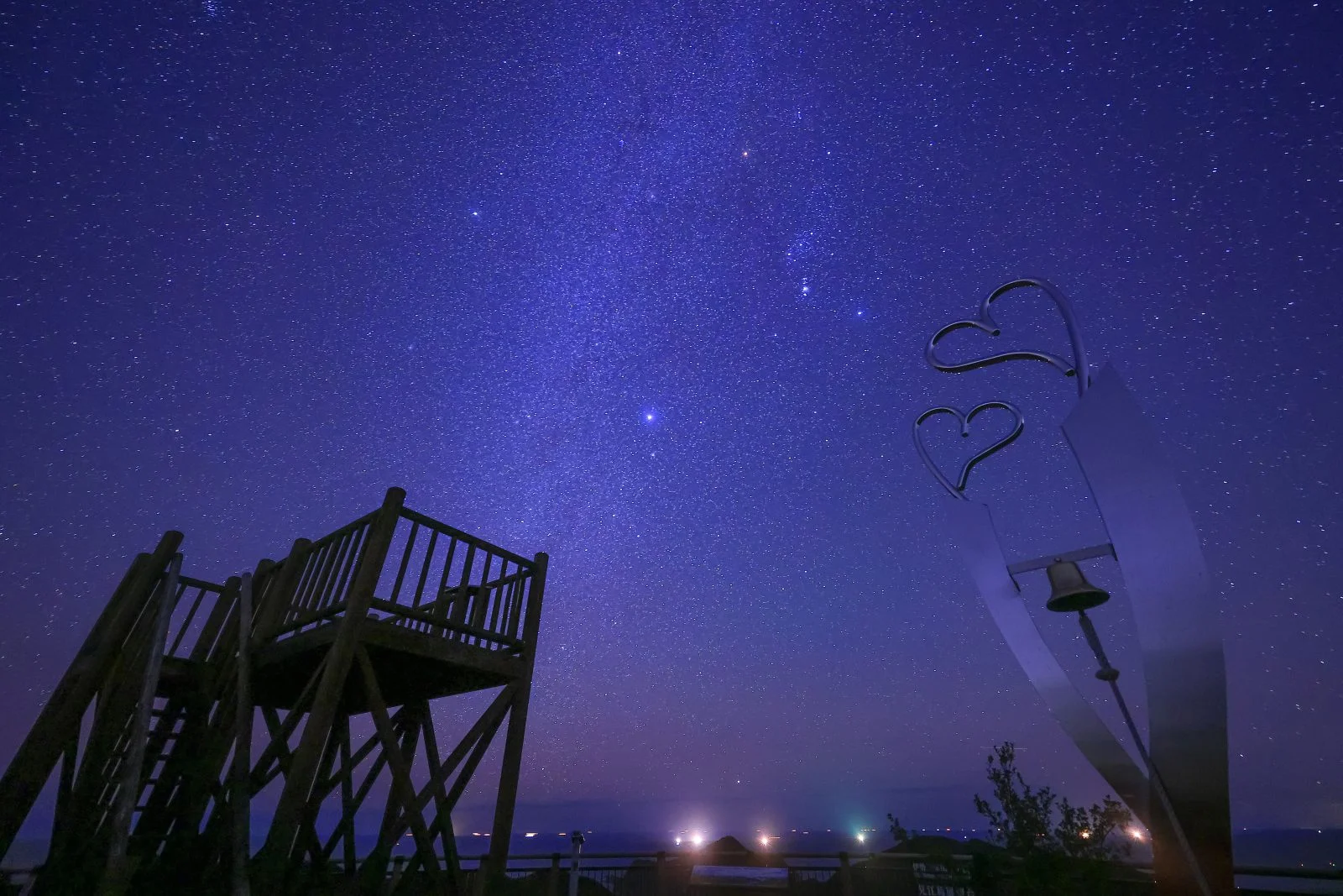 無料壁紙 見江島展望台の上空で輝く冬の天の川。PCとデスクトップ壁紙に最適な4K高画質の無料壁紙。三重県南伊勢町の鵜倉園地で撮影したフリー写真素材