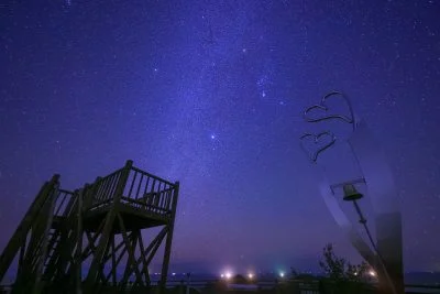 無料壁紙 見江島展望台の上空で輝く冬の天の川。PCとデスクトップ壁紙に最適な4K高画質の無料壁紙。三重県南伊勢町の鵜倉園地で撮影したフリー写真素材