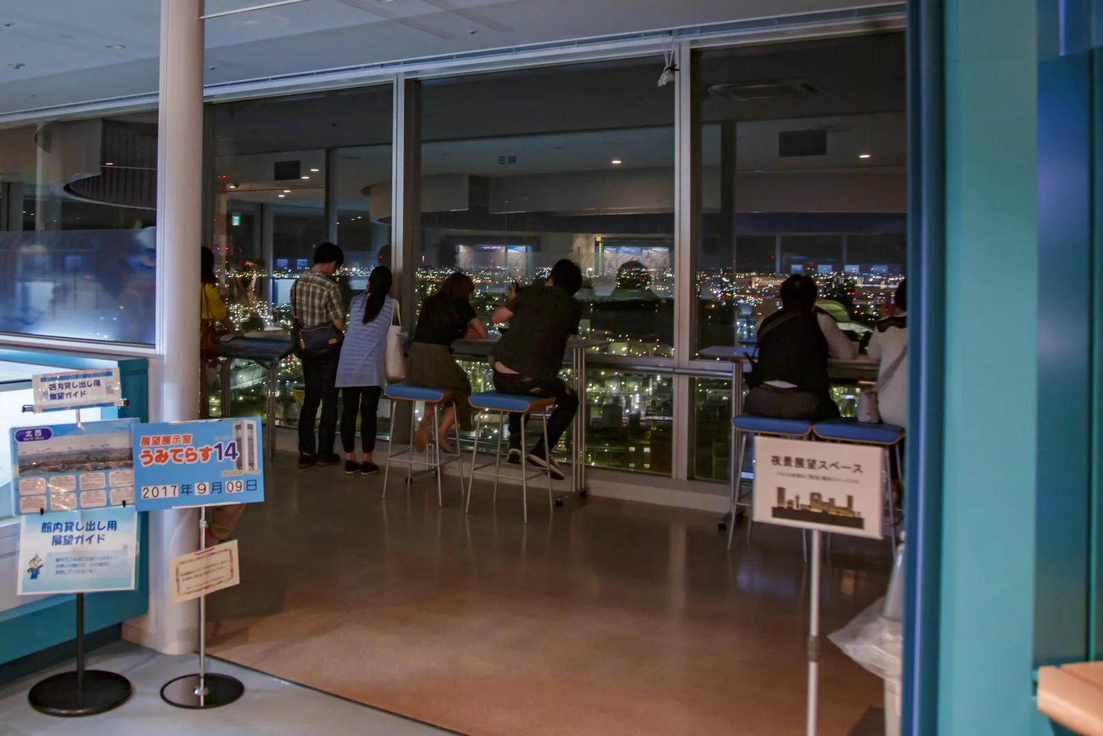 無料壁紙 うみてらす１４の夜景展望スペース。PCとデスクトップ壁紙に最適な4K高画質の無料壁紙。三重県四日市市の四日市コンビナートで撮影したフリー写真素材