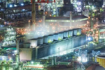 無料壁紙 青く光る鼓動。PCとデスクトップ壁紙に最適な4K高画質の無料壁紙。三重県四日市市の四日市コンビナートで撮影したフリー写真素材