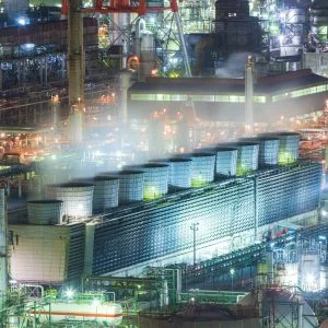 無料壁紙 青く光る鼓動。PCとデスクトップ壁紙に最適な4K高画質の無料壁紙。三重県四日市市の四日市コンビナートで撮影したフリー写真素材