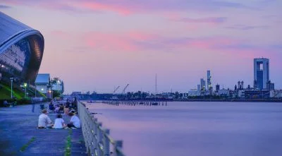 無料壁紙 霞ヶ浦緑地の遊歩道。PCとデスクトップ壁紙に最適な4K高画質の無料壁紙。三重県四日市市の四日市コンビナートで撮影したフリー写真素材