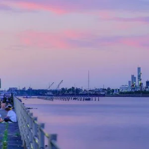 無料壁紙 霞ヶ浦緑地の遊歩道。PCとデスクトップ壁紙に最適な4K高画質の無料壁紙。三重県四日市市の四日市コンビナートで撮影したフリー写真素材